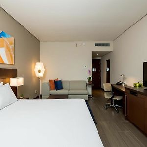 Zimmer mit Kingsize-Bett